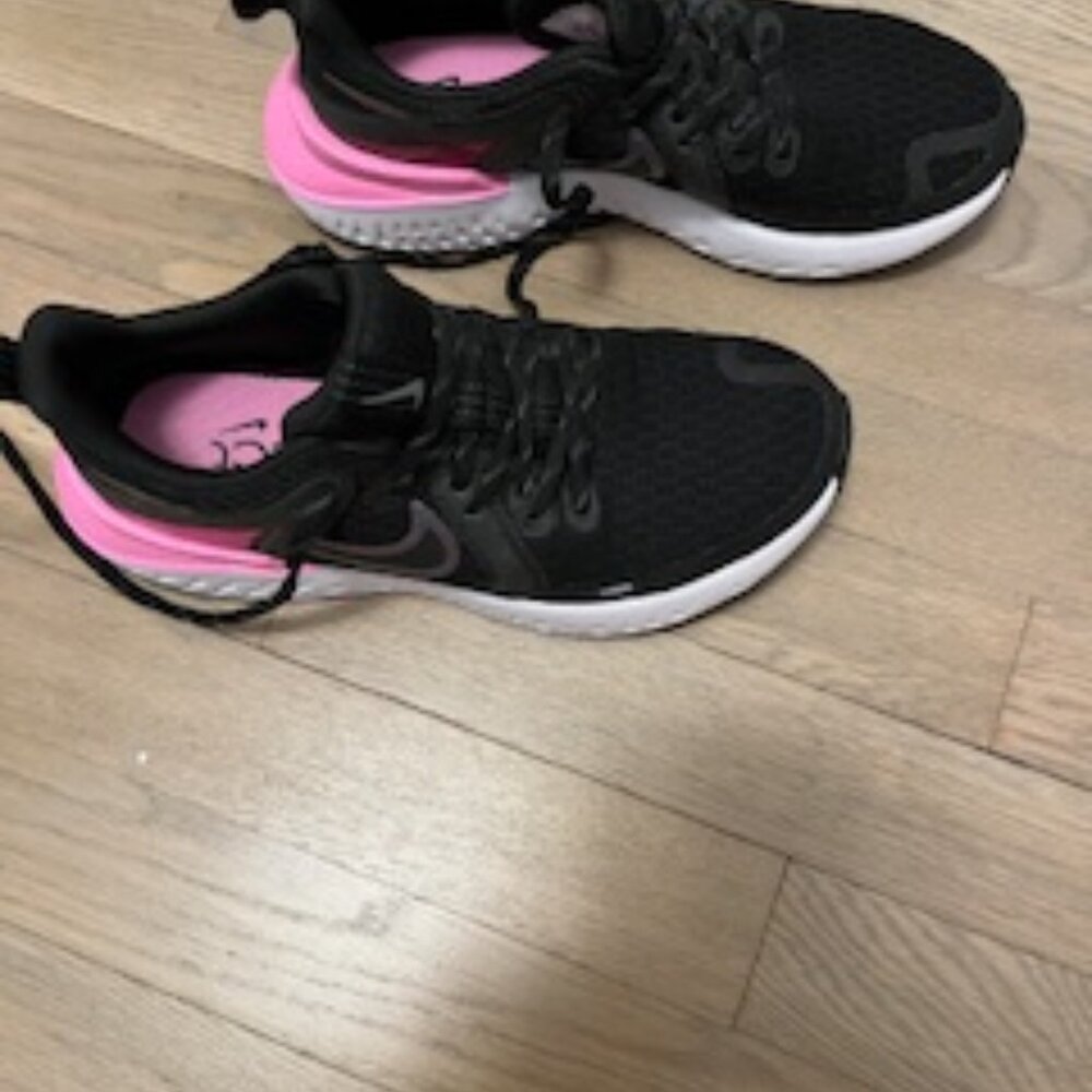 Nike React Sneakers In Pink & Black